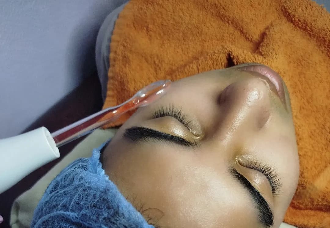 Clienta durante una sesión de aparatología facial en Lady Ley, Trelew