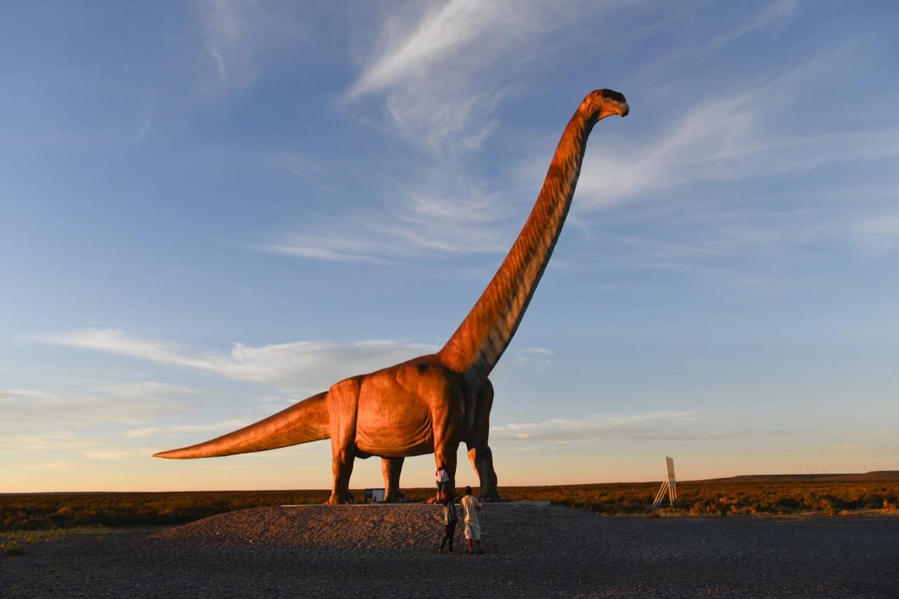Réplica del titanosaurio en el acceso a Trelew, Chubut, al atardecer